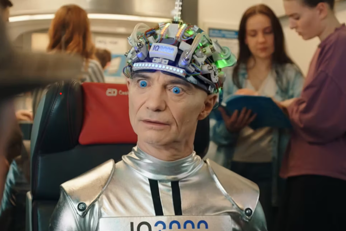 Ivan Trojan hraje v kampani ČD robota, co všechno ví