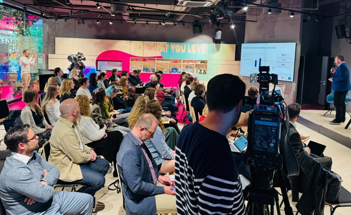 Tisková konference, na které byly představeny výsledky výzkumu o nenávistných projevech na internetu mezi adolescenty. Zdroj: T-Mobile