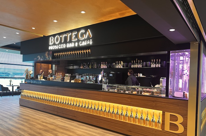 Přes pražské letiště vstoupila na český trh Bottega Prosecco Bar&Caffé, foto: MediaGuru.