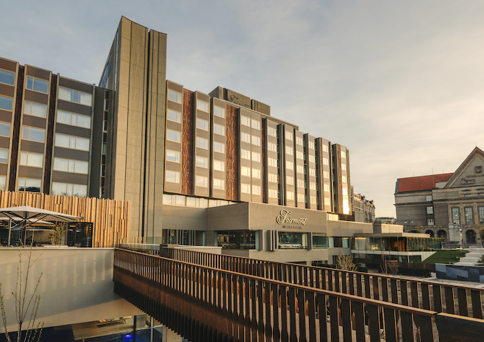 Otevírá hotel Fairmont Golden Prague s restauracemi i obchody