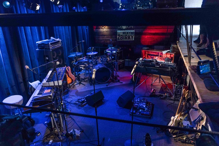 ČT mění nedělní večerní program, zařazuje benefiční koncert