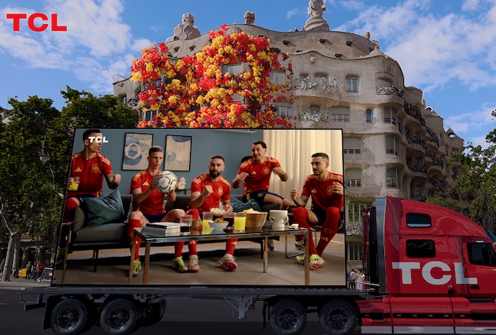 TCL využívá v evropské fotbalové kampani fake OOH