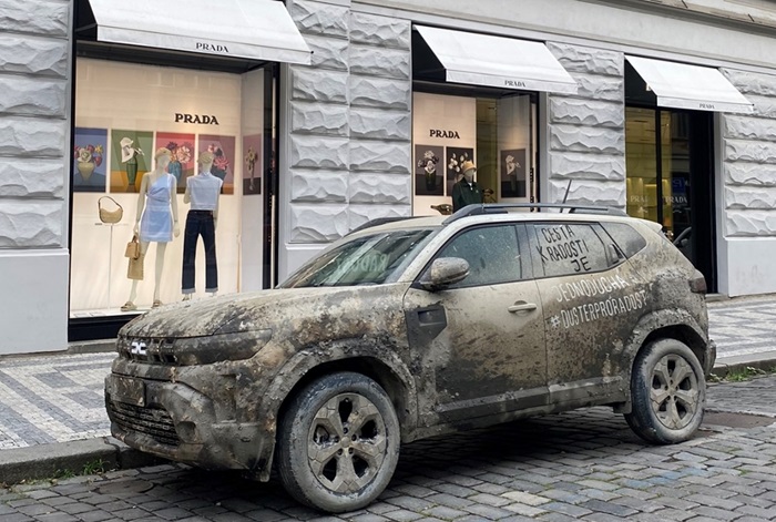 Vystavení vozu Dacia Duster v Pařížské ulici, zdroj: Dacia