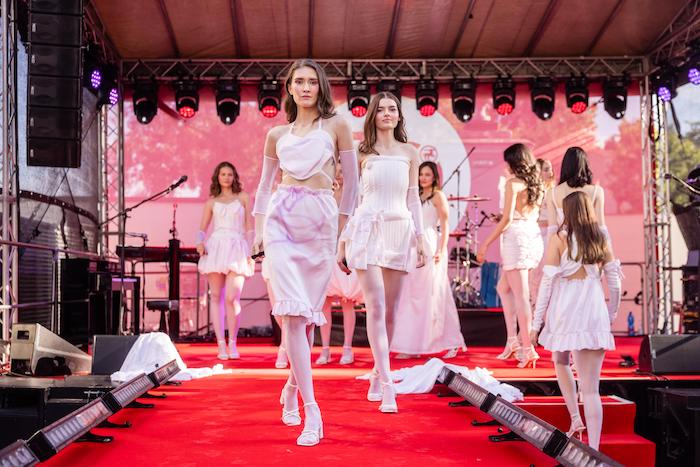 Rossmann ke 30 letům v Česku připravil kolekci šatů