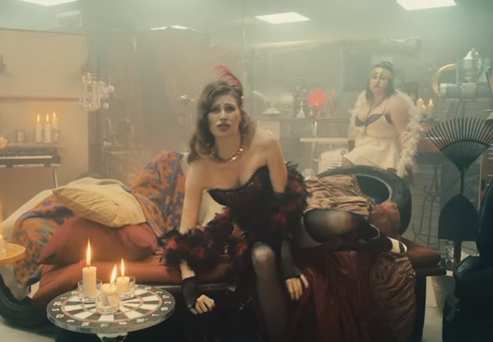„Bordel“ z garáže musí pryč, hlásá spot v režii Vojtěcha Kotka
