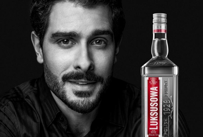 Značka Luksusowa Vodka si v reklamě utahuje ze svého jména