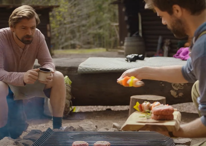 Košík v grilovací kampani láká na čerstvé maso a ryby