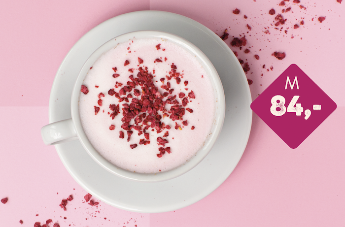 CrossCafe k osvětě nabízí „prsní“ hrnečky i Pink Chai Latte