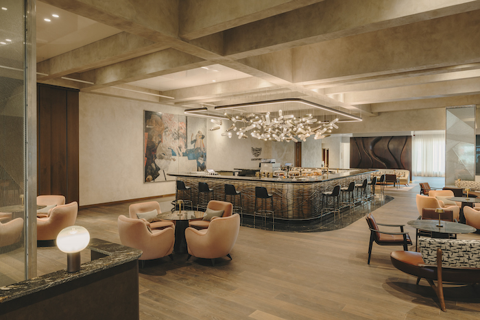 Bar Coocoo's Nest nabízí v hotelovém stylu snídani i večerní koktejl, zdroj: Fairmont Golden Prague.