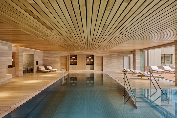 V rámci Fairmont Spa & Wellness je možné využít bazén, jenž spojuje vnitřní i vnější prostory, zdroj: Fairmont Golden Prague.