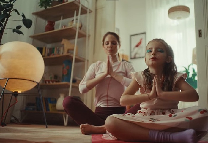 Rossmann v novém spotu ukazuje proměnu péče, zdůrazňuje empatii