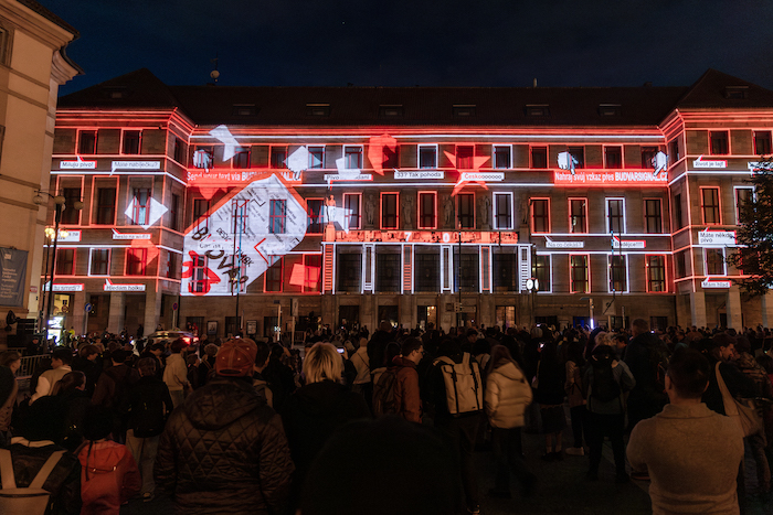 Budějovický Budvar přichystal ve spolupráci se Signal Creative a studiem 3Dsense videomapping na budově Městské knihovny na Mariánském náměstí. Podílel se na ni i TBMK, zdroj: Signal Festival.