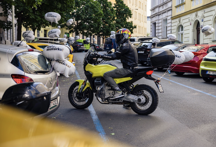 Z guerillové akce v rámci kampaně „Hele, motorka!“, zdroj: Triad Advertising