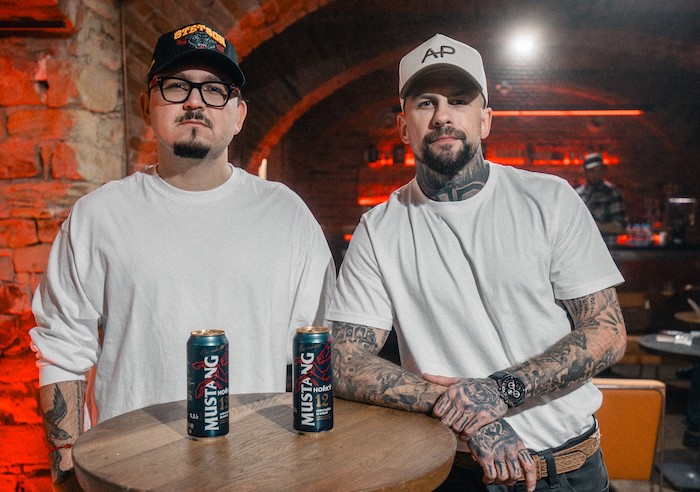 Mustang s Marpem vybrali černého koně hudební scény