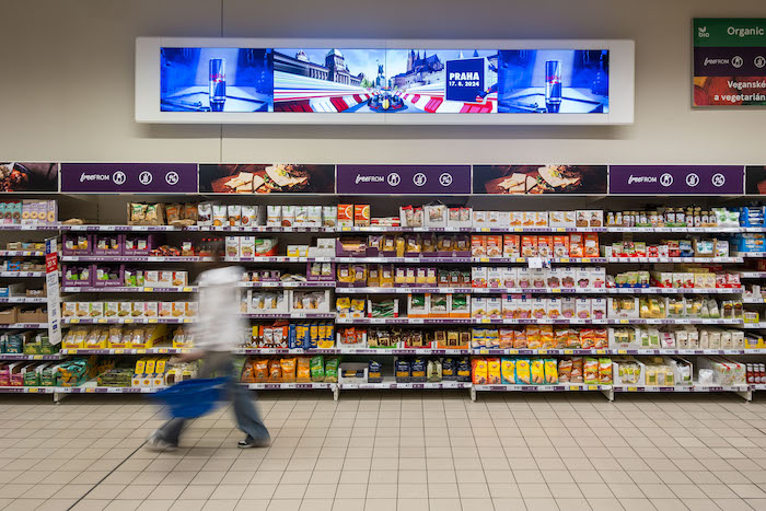 Tesco instaluje v prodejnách digitální obrazovky