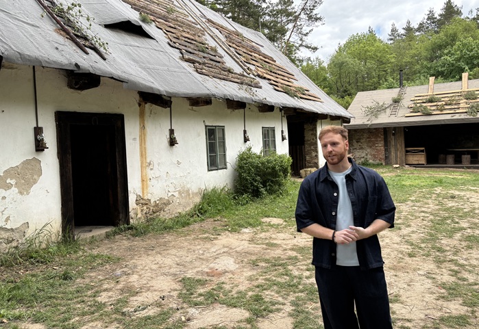 Moderátor pořadu Farma Česko Vilém Šír v místě české verze soutěže, zdroj: MediaGuru.cz