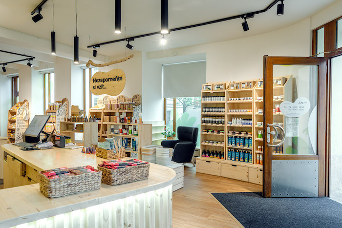 Na 120 metrech čtverečních nabízí prodejna ZeMě.store až tisíc produktů ze sortimentu ekodrogerie, bylinné kosmetiky, doplňků stravy, péče o pleť a pokožku i veterinární péče, zdroj: Green idea & Tierra Verde.