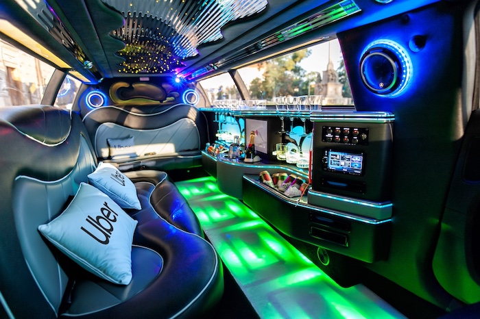 Uber si jízdy limuzínou zdarma připomene deset let