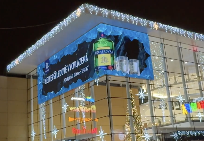 Becherovka ve své první 3D OOH pracuje s prostorovými efekty