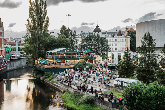 Dvoupatrová zóna Pilsner Urquell vyroste v Karlových Varech naproti hotelu Thermal, zdroj: Pilsner Urquell / Plzeňský Prazdroj.