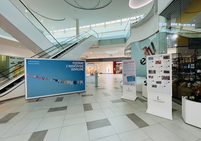 Mumdoo sbírá pohlednice z rodičovské, startuje výstavu