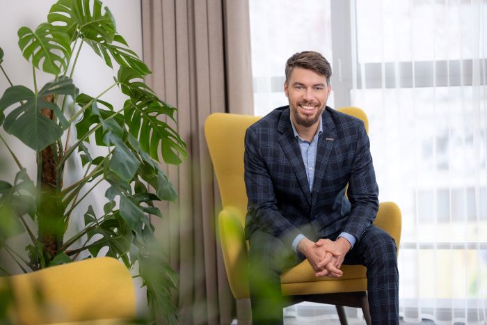 Tiskovým mluvčím Purposia Group je Adam Soustružník