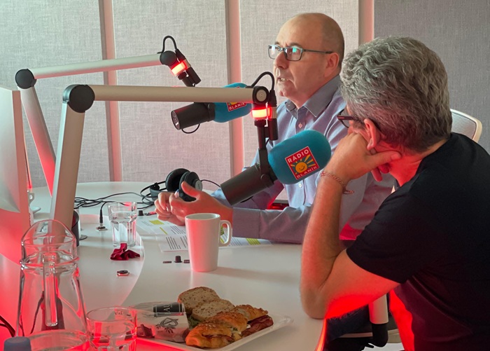 Marco Venturini, generální ředitel Peugeotu v ČR, a herec Radim Fiala, ambasador značky ve studiu Rádia Blaník. Zdroj: Radiohouse