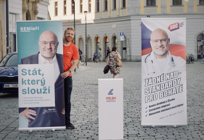 Dvě fiktivní předvolební kampaně ukázaly, jak snadno mohou být senioři zmanipulováni, za experimentem stojí režisér Jan Látal (na fotografii), zdroj: CzeXperiment.