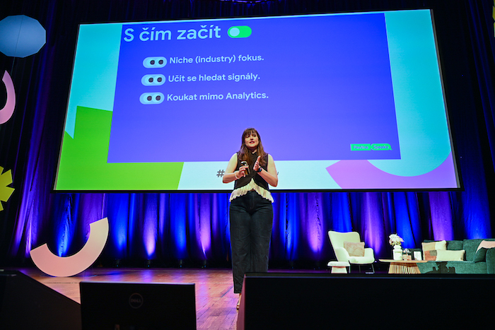 Pavlína Louženská na konferenci #HolkyZMarketingu, zdroj: #HolkyZMarketingu