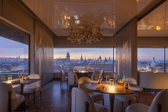 Střešní restaurace Zlatá Praha staví na regionálních chutích, zdroj: Fairmont Golden Prague.