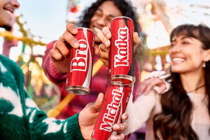 Coca-Cola opět mění své logo na etiketách za jména