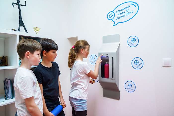 Lokni se s filtrovanou vodou rozšiřuje do škol