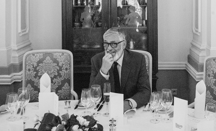 Zahajuje karlovarský festival, uctí prezidenta Jiřího Bartošku