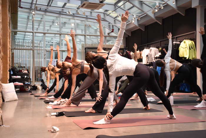 Nike se spojuje se značkou Rio, společně cvičí jógu