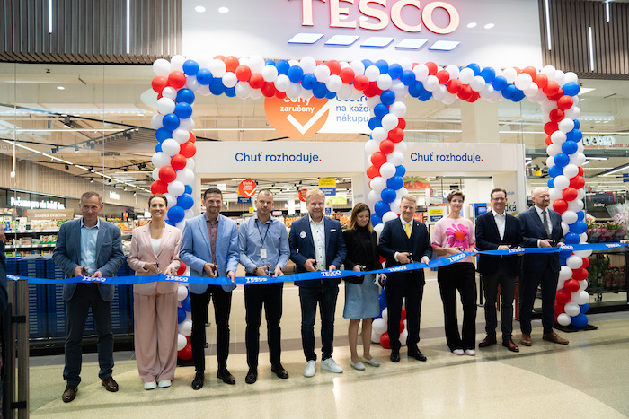 Slavnostního znovuotevření prodejny Tesco v pražském Edenu se účastnil i britský velvyslanec v Praze Matt Field (zcela vpravo), zdroj: Tesco.