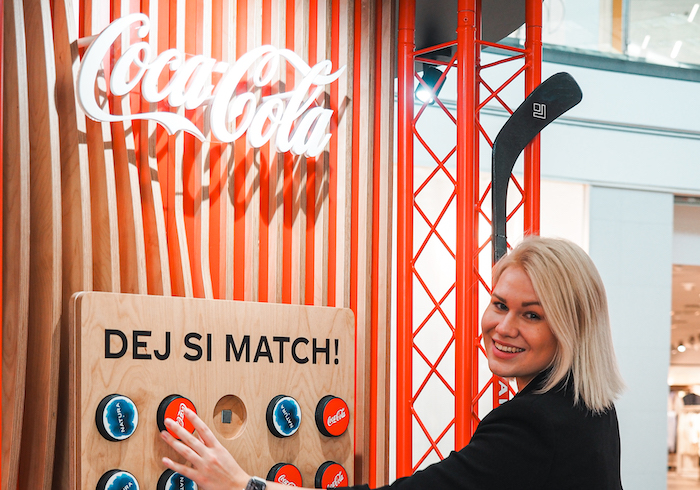 Coca-Cola chystá na hokej zónu na střeše Galerie Harfa