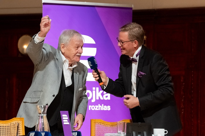 Tobogan Aleše Cibulky je jediná „konkurenční" talkshow, kterou navštívil Karel Šíp. Byl tu totiž roku 2004  historicky prvním Cibulkovým hostem. Foto: Český rozhlas, Khalil Baalbaki