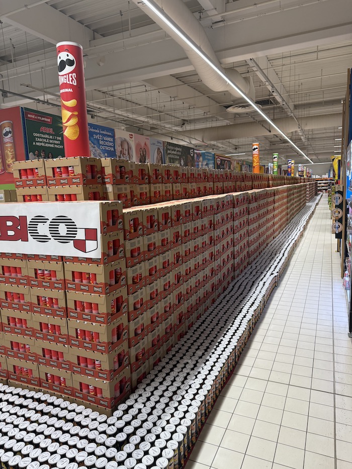 Ke světovému rekordu bylo použito více než 10 032 tub Pringles, seřazených do souvislé linie, zdroj: Pringles / Orbico.