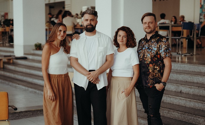 Nové vedení českého Refresheru. Zleva: Veronika Patzeltová, Patrik Feňuš, Bára Riessová, Tomáš Hrábek. (Foto: Dominika Dostálková / Kolektor Cafe)