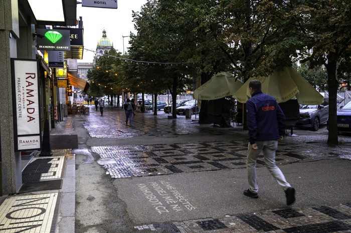 „Až mě přečteš, prodej mě,“ vyzval Knihobot před knihkupectvími