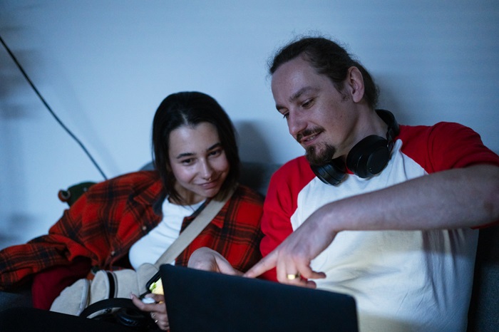 Pojišťovna Maxima propojuje ve spotech hrané scény s AI