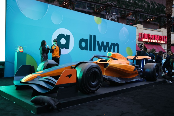 Allwyn a McLaren představily aktivaci v podobě „stíracího závodního vozu“