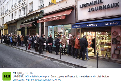 Fronta na nákup týdeníku Charlie Hebdo, repro: Twitter.