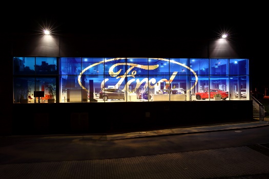 Vnější části showroomu dominuje obrovské logo Ford. 