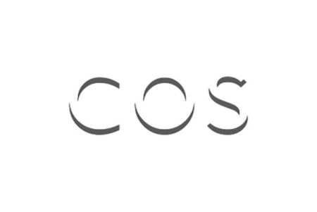 Logo značky COS, jež v únoru přichází na český trh. 