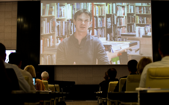 Michal Meško promluvil k účastníkům konference formou videoprezentace. Foto: Blue Events